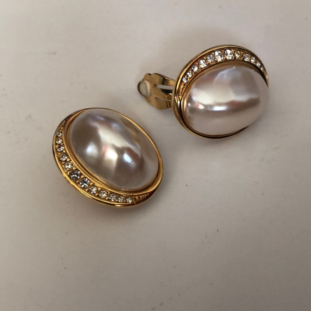 Richelieu vintage Golden Clip Earrings with Rhinestones Around.